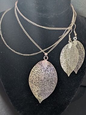 Delicate Leaf Filigree Necklace and Earring Set - Silver